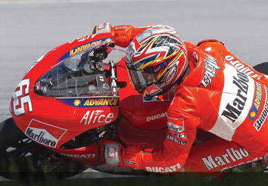 ducati - M� ����� ����� ���� ����� ��� Sepang ����������������� �� ������ ���������� ������� ��� ��� ������� ������� ��� Moto GP. � Ducati �� ��� Capirossi �� ������ ���� ���������� ������� ��� Gibernau, Rossi �� ���������� .�� �������� ��� ���� ����������� ����� ��� �� Moto GP ����� ���� ����� ��� Sepang ��� ���������. ����  ����� ����� ��� ������ ��� ������ �������� ������� ���� �� ������������ ��� ����������� ������ ��� �� ������ ����� ��� ����������. ������� ������� ����� � Marlboro Ducati. ������ Capirex; �� �����, �� �����...