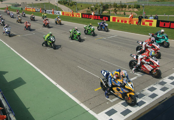 O Troy Bayliss ���������� ��� ��� ��� ����� ��� ����� ���� ����� Ricardo Tormo ��� ��������, 