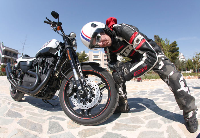 ���� �������� ���� ��� ����������, �� ������ Flat Track, �� ��������������� �� ��������� ���� ������, �������� ��� ������� ��� ����������� HD XR 750. �� XR 1200X, �������� ��� ��� ����� ������ ��������� ��� ����� �� �������� �� ���������.
 