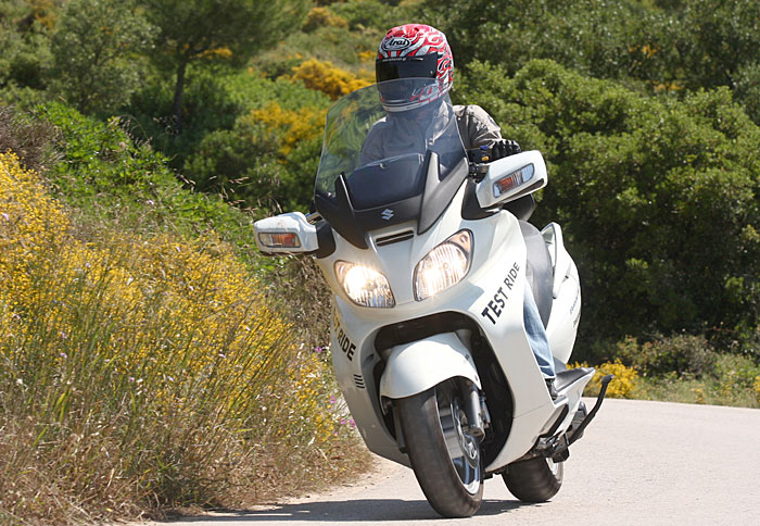 Τι είναι το Suzuki Burgman 650 στην έκδοση Exec ABS; Απλά το αυτοκίνητο των mega scooter. Είναι τέτοιες οι λεπτομέρειες στην εφαρμογή της φιλοσοφίας του που σε πάει μόνο του στο προορισμό σου.
 