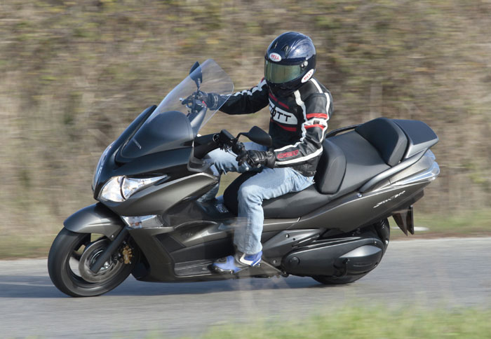 �� �� SH 300i �������� ����� ������� ������������, ���� �� SW-T600 ����� � ����������� ���� ����… ������������� �������� �� scooter. ��� �� 2011, � Honda ��������� ���… ������������ ��� 600��� �������� ��� Silverwing ��� ��������� (2009) ���������� SW-�400. ����, �� SW-T 600 ������� ������� �������� ��� ��� ������� ��� ������� �����������, ������������ ��� ����������� ��� ������ ��� ���� ��� ����������� scooter-����������.
 