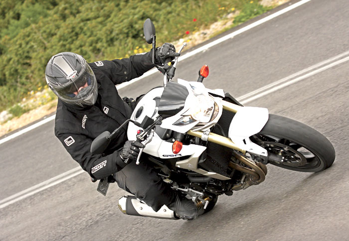 ��������� �� ��� ��� ��� ������� ������������ ���� �������� ��� ��������� �������, ��� ����������� ����� ��� �������, ��� �� ������� ��� ����� ����� ��� �� ������������� Suzuki GSR 750, ��� ������������� ��� ���������� GSR 600. �� ����������� �������� ��� ��� ���������� ��������, �� ��������� ����� GSR ��������� ����� ��� ��� �� ����������� �� ���� ��� ��� ������ ��� ������ ����� street.
 