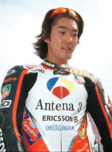 aprilia, aprilia, ducati - � ��������� ���������������� ���������� (FIM) ����� ��� ����������� �� ����� ��� ������ ��� ��� �������� ��� �� ������ ����� ��� ��������� ���������� Moto GP �� 2005. ����� �������, ����� ����� ��� ������� ��� FIM, 10 ������ ��� 18 ��������, ���� �� ������� ����� ���������� �� ��������, ����� �������� ��������� ������������. ��� ������������, � Repsol �onda ��� ���� ������� ����� ��� ��������� Max Biaggi, ��� �� ������ D'Antin Ducati ��� KR-Proton ��� ����� ���������� ������� ���� �������� ��� �� ��� ������������� ��� ��� ����������. ������, �� ��� �� ����������� ������� ��� Aprilia �������� ����� Moto GP, � ����� ��� ���� ������� ������� ���������� ��� ���� ������ ��� � FIM �������� ��� ��������� ��� �������� ������. 