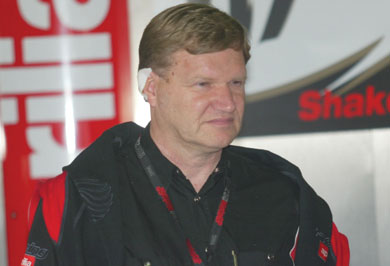 aprilia, aprilia, ducati - � ��������� ���������������� ���������� (FIM) ����� ��� ����������� �� ����� ��� ������ ��� ��� �������� ��� �� ������ ����� ��� ��������� ���������� Moto GP �� 2005. ����� �������, ����� ����� ��� ������� ��� FIM, 10 ������ ��� 18 ��������, ���� �� ������� ����� ���������� �� ��������, ����� �������� ��������� ������������. ��� ������������, � Repsol �onda ��� ���� ������� ����� ��� ��������� Max Biaggi, ��� �� ������ D'Antin Ducati ��� KR-Proton ��� ����� ���������� ������� ���� �������� ��� �� ��� ������������� ��� ��� ����������. ������, �� ��� �� ����������� ������� ��� Aprilia �������� ����� Moto GP, � ����� ��� ���� ������� ������� ���������� ��� ���� ������ ��� � FIM �������� ��� ��������� ��� �������� ������. 