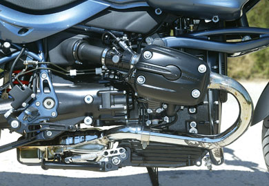 bmw - Με το R1150R, η BMW έρχεται να δείξει στον υπόλοιπο κόσμο πώς θα πρέπει να… ξεντύνεται μια μοτοσικλέτα έτσι ώστε να αποτελεί πρόκληση για τους οπαδούς της κατηγορίας. Απλό στιλ και λιτές γραμμές είναι τα πιο χαρακτηριστικά στοιχεία του R, το οποίο όμως φέρει ταυτόχρονα προηγμένη τεχνολογία και εμφάνιση που ακολουθεί… σύγχρονα πρότυπα.