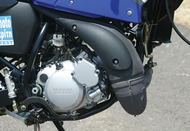 yamaha, yamaha dt - Μετά από 37 χρόνια αποκλειστικά χωμάτινης παρουσίας, η σειρά των DT μπαίνει πλέον σε νέα μονοπάτια, εισχωρώντας και στην κατηγορία των Supermoto με την παραγωγή της έκδοσης X, συμβαδίζοντας απόλυτα με τις απαιτήσεις των καιρών.