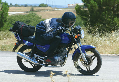 yamaha - Στις εξετάσεις για άδεια οπλοφορίας, το μικρό YBR κόπηκε. Ο,τι έχει απομείνει όμως στο μοναδικό μηχανάκι της αγοράς που θυμίζει Bimota -χωρίς να είναι- για τους περισσότερους είναι και το πιο σημαντικό. Και μιλάμε για το στιλ, την εμφάνιση, την απλότητα, την αξιοπιστία και βέβαια την εξωφρενικά χαμηλή τιμή. Κόστος; 2.070 ευρώ μόνο. 