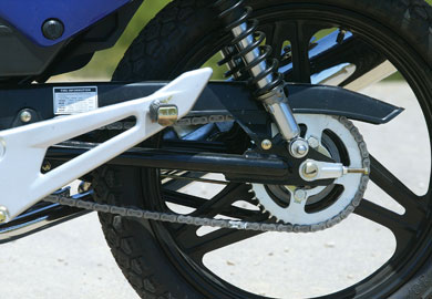 yamaha - Στις εξετάσεις για άδεια οπλοφορίας, το μικρό YBR κόπηκε. Ο,τι έχει απομείνει όμως στο μοναδικό μηχανάκι της αγοράς που θυμίζει Bimota -χωρίς να είναι- για τους περισσότερους είναι και το πιο σημαντικό. Και μιλάμε για το στιλ, την εμφάνιση, την απλότητα, την αξιοπιστία και βέβαια την εξωφρενικά χαμηλή τιμή. Κόστος; 2.070 ευρώ μόνο. 
