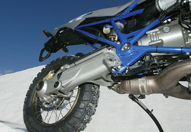 bmw, bmw hp2 - Αφιερωμένο σε αυτούς που εξακολουθούν να αναρωτιούνται ποιοι οι λόγοι να πάμε στο φεγγάρι ή να εξερευνήσουμε το διάστημα. Εμείς λέμε ότι αν δεν πιστέψουμε στη φαντασία, τότε θα πρέπει να παραδεχτούμε πως η ανθρωπότητα θα είναι για πάντα παγιδευμένη στη γήινη σφαίρα και πραγματικότητα. Η απόσταση που μας χωρίζει όμως από τους άλλους κόσμους είναι μια έννοια σχετική και το HP2 μπορεί να μας βοηθήσει να την εκμηδενίσουμε.