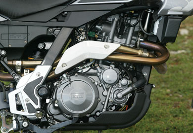 aprilia, aprilia, aprilia pegaso  - …στα ίδια μονοπάτια που χάραξε και το πρώτο φτερωτό άλογο της Aprilia πριν 16 χρόνια.
Και αυτός ο Πήγασος, με τον κωδικό Trail, είναι η πραγματική εξέλιξη του Πήγασου που όλοι ξέραμε.