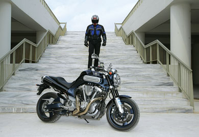yamaha, yamaha mt-01 -  Κοιτάζοντας από κοντά το ΜΤ, καταλαβαίνεις αμέσως ότι η μοτοσικλέτα αυτή αποκλείεται να είναι το αποτέλεσμα κάποιας έρευνας ή κάποιας ανάλυσης ενός τμήματος marketing. Αυτό το μοντέλο πρέπει να είναι το αποτέλεσμα μιας συνδυασμένης προσπάθειας μηχανικών και σχεδιαστών, οι οποίοι είχαν σαν στόχο να κατασκευάσουν κάτι εντελώς διαφορετικό και μοναδικό. Μία μοτοσικλέτα, η οποία θα κινούσε το ενδιαφέρον των απανταχού αναβατών. Πιστέψτε μας, το ΜΤ είναι τουλάχιστον αυτό και πολλά παραπάνω! 