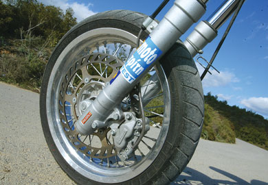 beta - Στη δυναμική κατηγορία των supermoto εισέρχεται η Beta, προσεγγίζοντάς την με ένα δικό της ιδιαίτερο τρόπο. Δανείστηκε τον αειθαλή κινητήρα της Suzuki των DR 350 και γύρω του έχτισε, με ποιοτικά περιφερειακά, μια μοτοσικλέτα που καταφέρνει να είναι πρακτική και ταυτόχρονα διασκεδαστική.