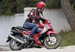        ()   , ,      sport  .   GT 135  Modenas           , ,   sport     ´  .
