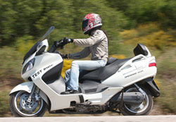    Suzuki Burgman 650   Exec ABS;     mega scooter.                 .
