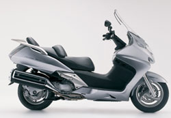 �� �� SH 300i �������� ����� ������� ������������, ���� �� SW-T600 ����� � ����������� ���� ����… ������������� �������� �� scooter. ��� �� 2011, � Honda ��������� ���… ������������ ��� 600��� �������� ��� Silverwing ��� ��������� (2009) ���������� SW-�400. ����, �� SW-T 600 ������� ������� �������� ��� ��� ������� ��� ������� �����������, ������������ ��� ����������� ��� ������ ��� ���� ��� ����������� scooter-����������.
