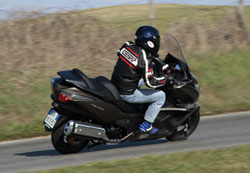 �� �� SH 300i �������� ����� ������� ������������, ���� �� SW-T600 ����� � ����������� ���� ����… ������������� �������� �� scooter. ��� �� 2011, � Honda ��������� ���… ������������ ��� 600��� �������� ��� Silverwing ��� ��������� (2009) ���������� SW-�400. ����, �� SW-T 600 ������� ������� �������� ��� ��� ������� ��� ������� �����������, ������������ ��� ����������� ��� ������ ��� ���� ��� ����������� scooter-����������.
