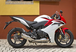 � Honda ���� ������� ���������� �� ���� ������ supersport ������������ ��� ������ street, ��� ������ ����, ��� ������� �� �� �������. �� ��� CBR 600F ��������� �� concept ��� Hornet -��� �� �� ����� ��� ������� ��� �� CBR 600RR- �� ��� �������� �����. �� �� ������� ��� �������, ���� ��� ��� ��������� ������ ��� Hornet, �� CBR 600F ������ ��������, ���� �� �������� ��� ��� �� sport �����.
