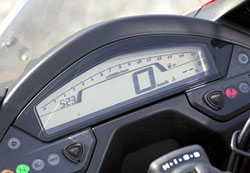 � Honda ���� ������� ���������� �� ���� ������ supersport ������������ ��� ������ street, ��� ������ ����, ��� ������� �� �� �������. �� ��� CBR 600F ��������� �� concept ��� Hornet -��� �� �� ����� ��� ������� ��� �� CBR 600RR- �� ��� �������� �����. �� �� ������� ��� �������, ���� ��� ��� ��������� ������ ��� Hornet, �� CBR 600F ������ ��������, ���� �� �������� ��� ��� �� sport �����.
