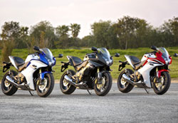 � Honda ���� ������� ���������� �� ���� ������ supersport ������������ ��� ������ street, ��� ������ ����, ��� ������� �� �� �������. �� ��� CBR 600F ��������� �� concept ��� Hornet -��� �� �� ����� ��� ������� ��� �� CBR 600RR- �� ��� �������� �����. �� �� ������� ��� �������, ���� ��� ��� ��������� ������ ��� Hornet, �� CBR 600F ������ ��������, ���� �� �������� ��� ��� �� sport �����.
