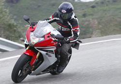 � Honda ���� ������� ���������� �� ���� ������ supersport ������������ ��� ������ street, ��� ������ ����, ��� ������� �� �� �������. �� ��� CBR 600F ��������� �� concept ��� Hornet -��� �� �� ����� ��� ������� ��� �� CBR 600RR- �� ��� �������� �����. �� �� ������� ��� �������, ���� ��� ��� ��������� ������ ��� Hornet, �� CBR 600F ������ ��������, ���� �� �������� ��� ��� �� sport �����.
