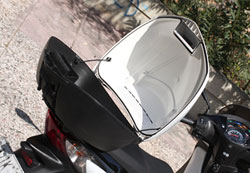 Στην κόκκινη γωνία, ο έμπειρος πολυ-πρωταθλητής των αστικών δρόμων, το Honda SH 150i. Στην μπλε γωνία, 