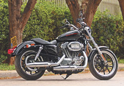 Harley-Davidson Sportster 883 SuperLow! ��� ��� ��… ��������� ������� ��� �� ������ ���� ����� ��� Harley-Davidson ��� ��� ��� ��� ����������� ����� ��� ����������� �� ����������� ����������. �� ����� (��� Harley ����; ��� �����������!) ����������� ������� �������� ������� ���� ��� �� ����� ������� �� ����� ��� ������ ��� ������� �����, �������� ��������� �� ������� ����� ��� ���������� ���, ���� ��� �� ����!
