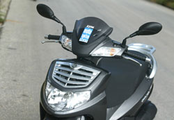 Το HD 200 EVO είναι ένα σπάνιο είδος μηχανοκίνητου κυνηγού, με κύριο θήραμά του την κίνηση της πόλης. Ως μεταχειρισμένο αποτελεί μία εξαιρετική επιλογή και θα σας δείξει, από την πρώτη κιόλας βόλτα, τα καλά ακονισμένα νύχια του.
