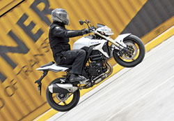 ��������� �� ��� ��� ��� ������� ������������ ���� �������� ��� ��������� �������, ��� ����������� ����� ��� �������, ��� �� ������� ��� ����� ����� ��� �� ������������� Suzuki GSR 750, ��� ������������� ��� ���������� GSR 600. �� ����������� �������� ��� ��� ���������� ��������, �� ��������� ����� GSR ��������� ����� ��� ��� �� ����������� �� ���� ��� ��� ������ ��� ������ ����� street.
