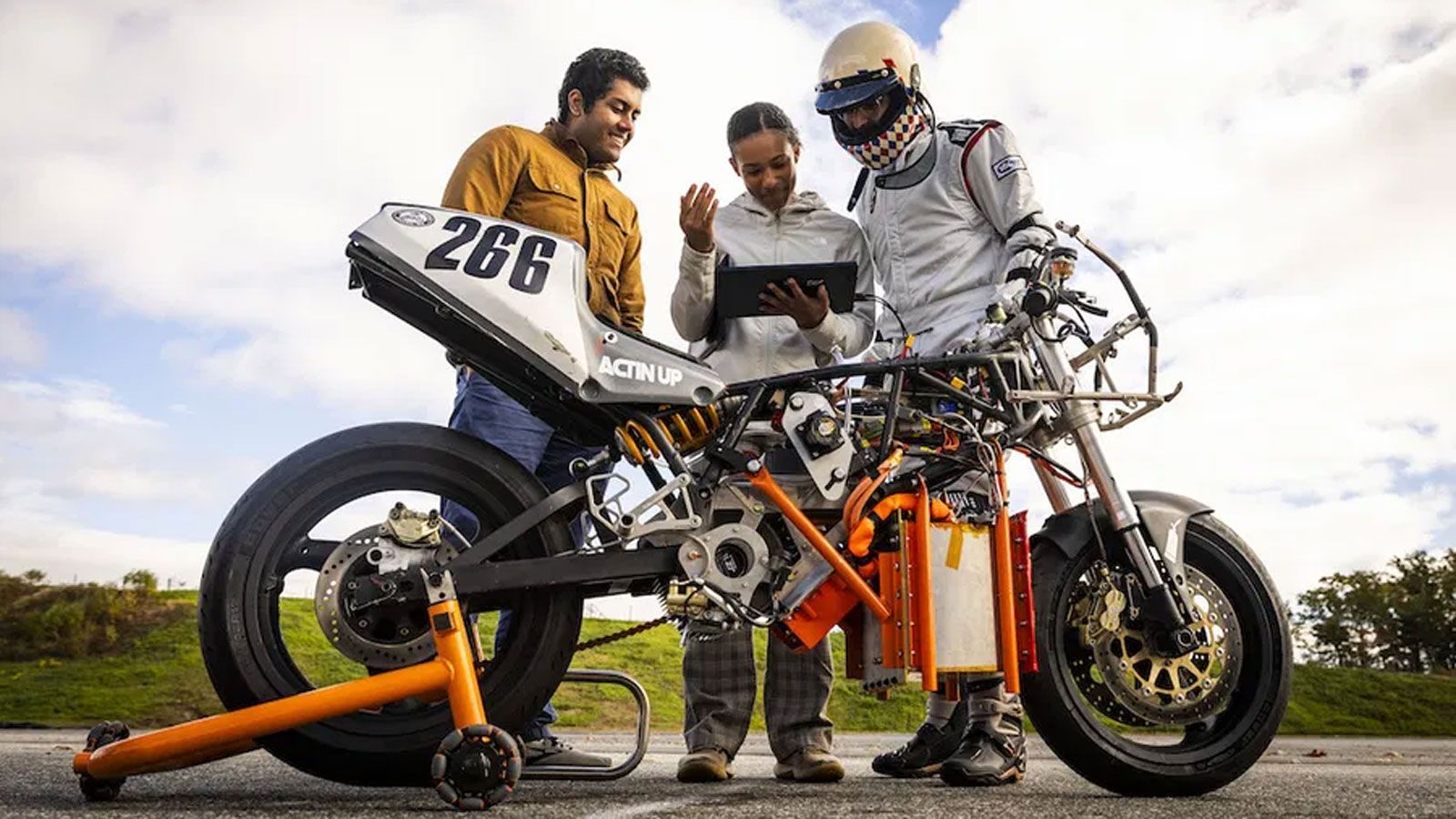 Η Electric Vehicle Team του MIT πήρε ένα πλαίσιο Ducati από τα ΅90s και το μετέτρεψε σε πλατφόρμα του μέλλοντος. Η κυψέλη καυσίμου προέρχεται από την κορεατική Doosan – ελαφριά, μικρή και πανίσχ
