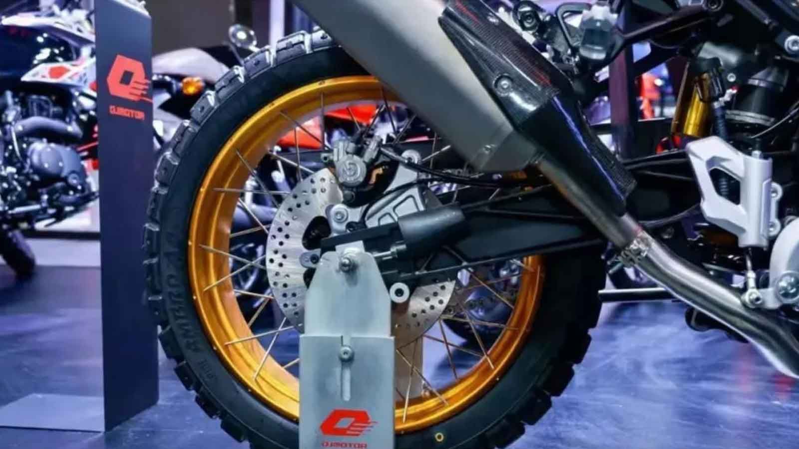 QJMOTOR SRT 800 RX: Ψηλή, ελαφριά και με γκάζια