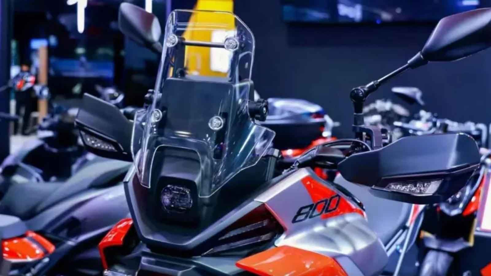 QJMOTOR SRT 800 RX: Ψηλή, ελαφριά και με γκάζια