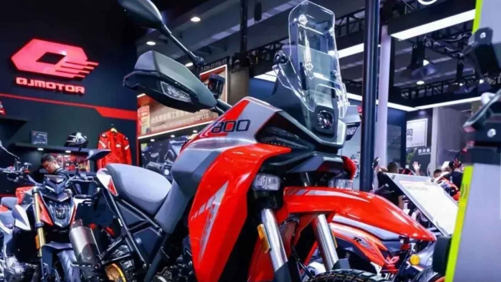 QJMOTOR SRT 800 RX: Ψηλή, ελαφριά και με γκάζια