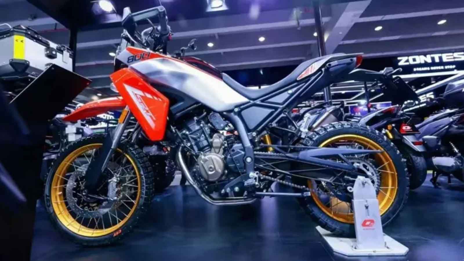 QJMOTOR SRT 800 RX: Ψηλή, ελαφριά και με γκάζια