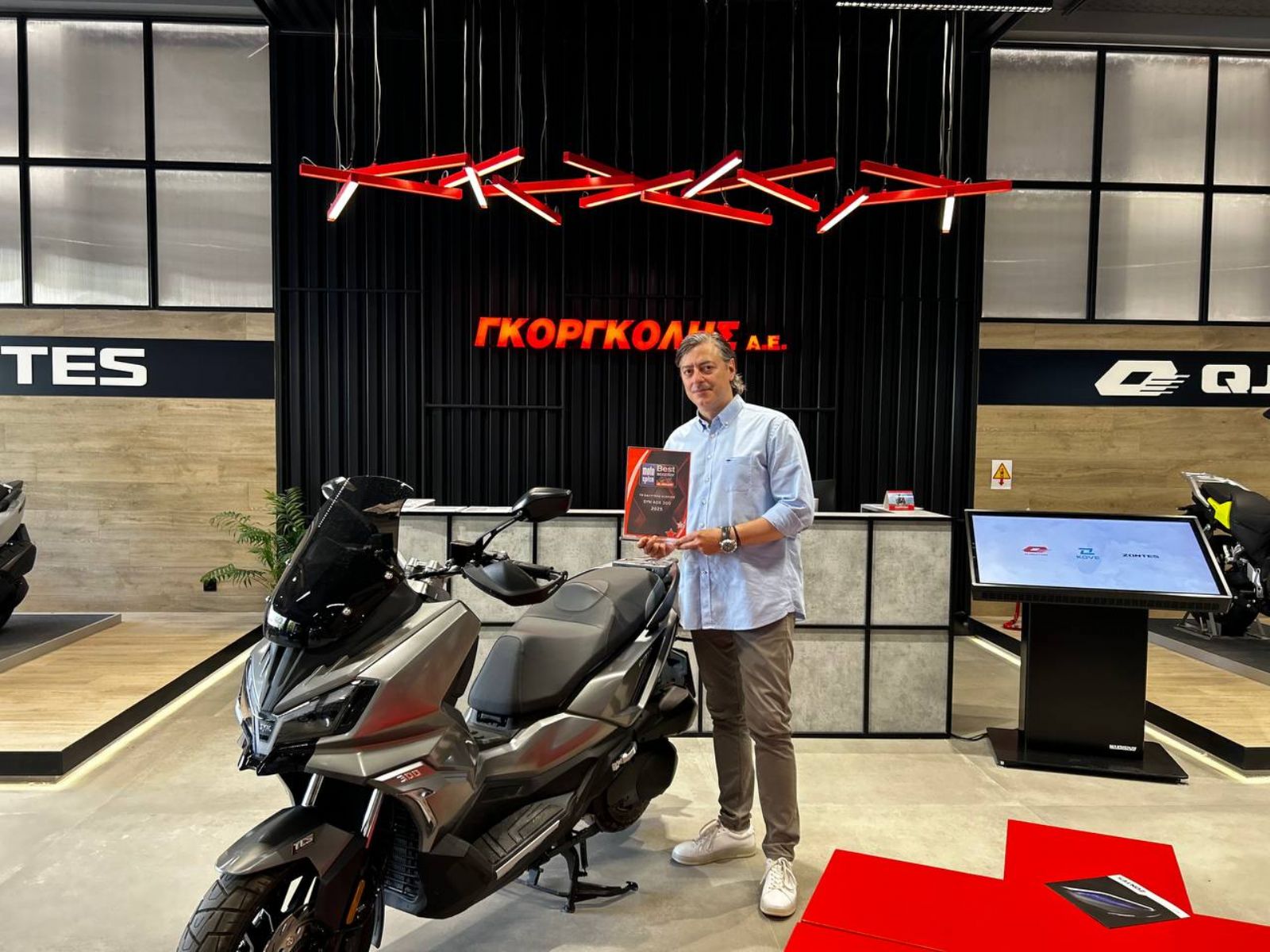 Παράδοση Βραβείου Best Moto 2025 στον Θοδωρή Νικολάου για το Sym ADX 300 ως το καλύτερο Scooter!