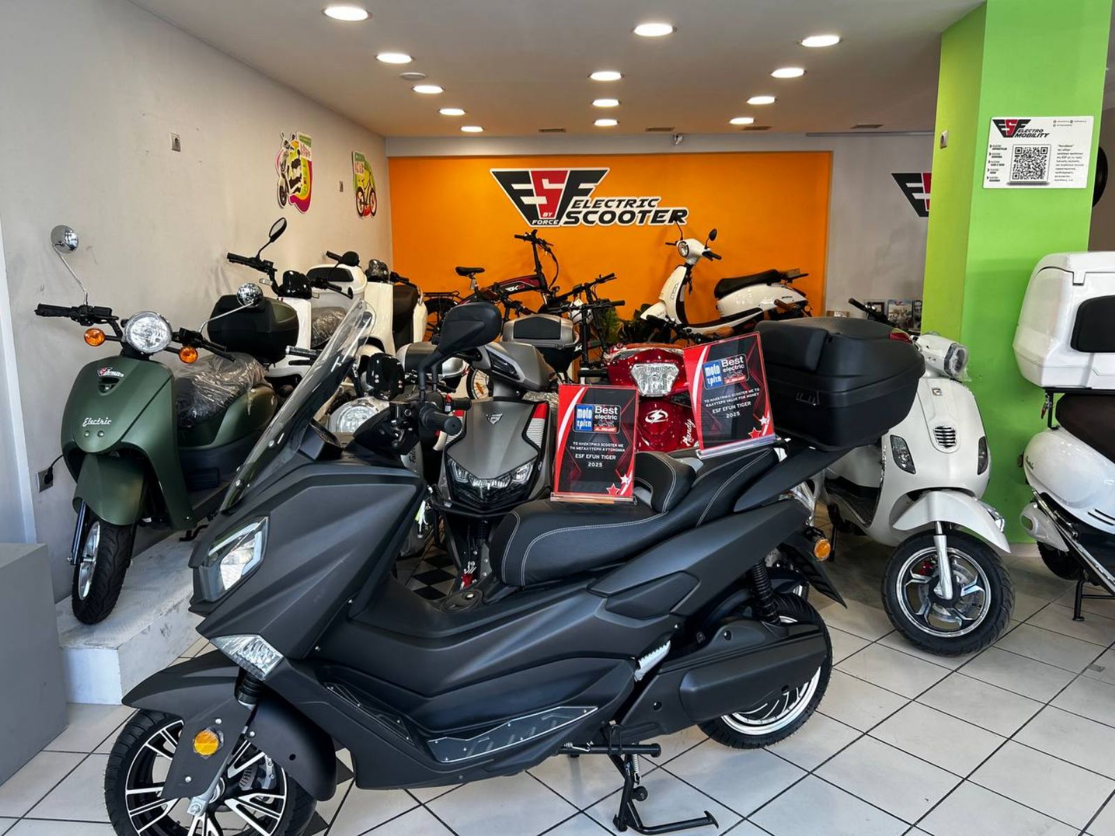 Παράδοση Βραβείου Best Moto 2025 στα κεντρικά του ESF για το E-Fun  Tiger ως το ηλεκτρικό Scooter με το καλύτερο Value for Money!