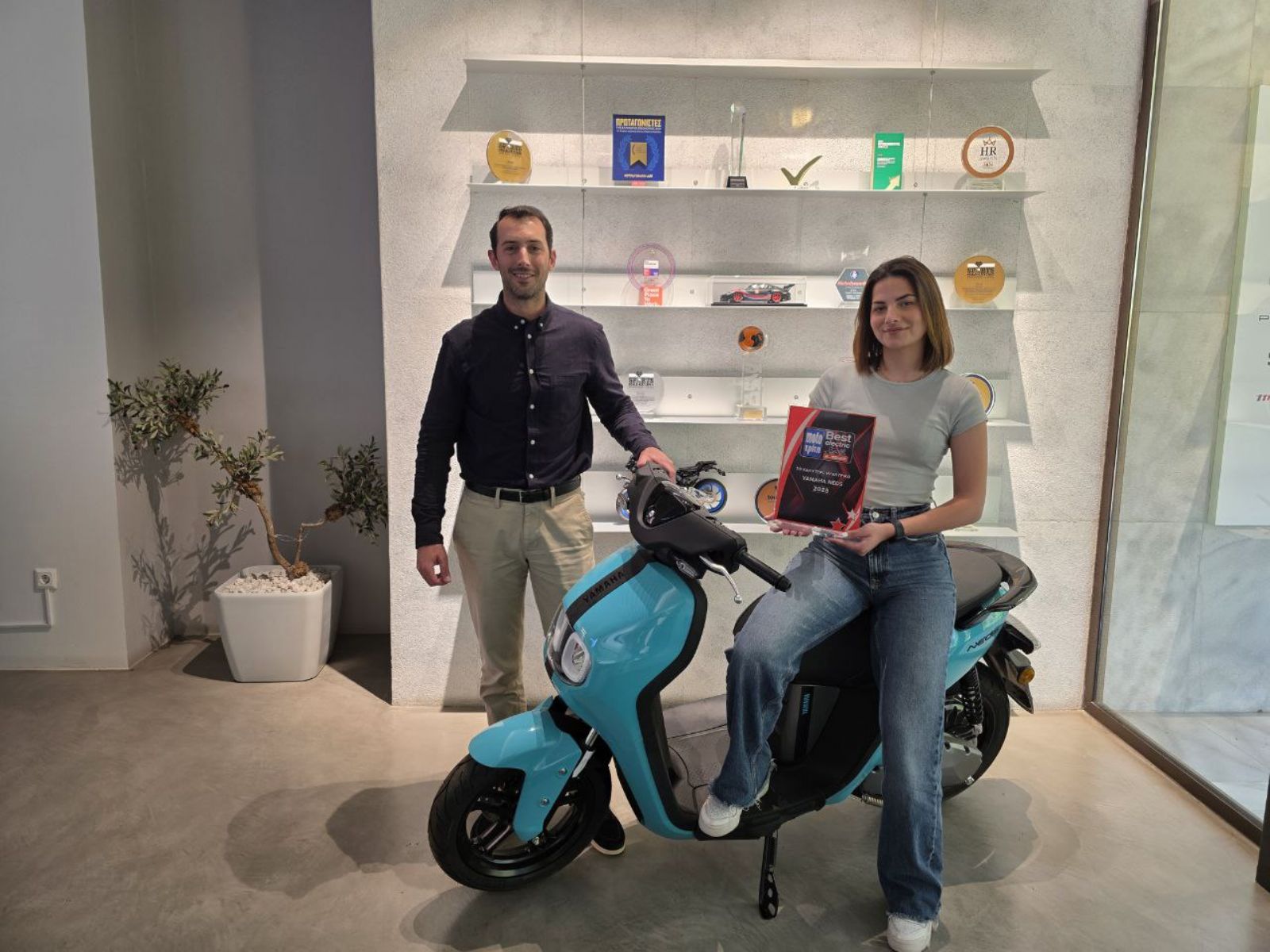Παράδοση Βραβείου Best Moto 2025 στην Δώρα Μπόνοβα Junior Marketing Specialist και στον Λευτέρη Καραγιάννη Events & Digital Specialist για το Yamaha NEOs ως το καλύτερο ηλεκτρικό!