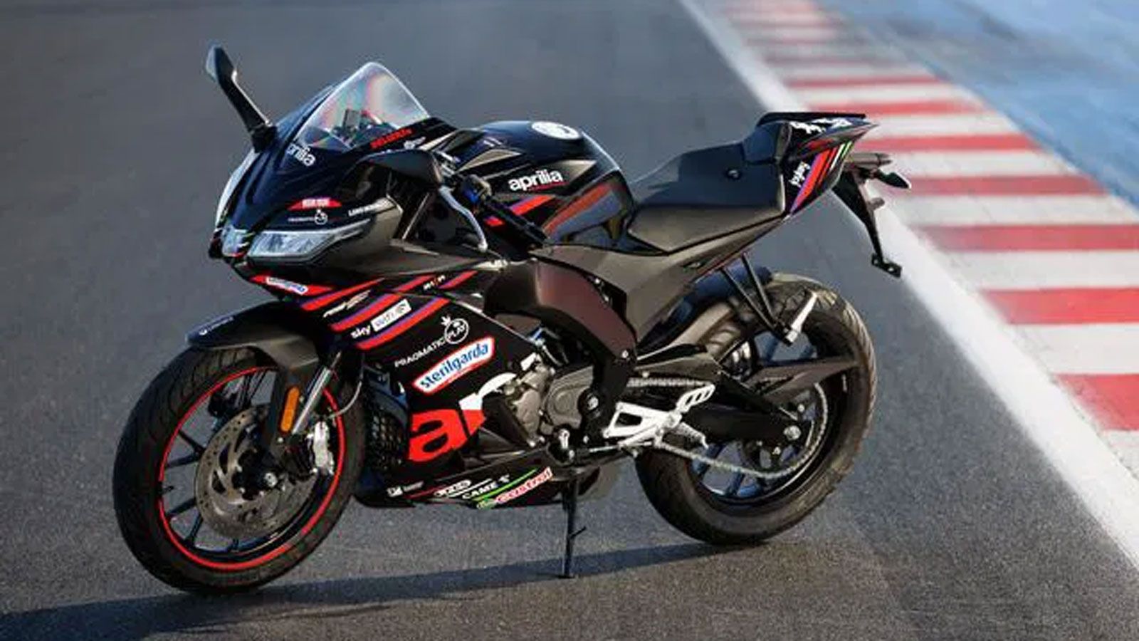 Η Aprilia RS 125 GP Replica κινείται από έναν τετράχρονο, μονοκύλινδρο κινητήρα 124,2cc με τετραβάλβιδη κεφαλή και διπλούς εκκεντροφόρους. Ο κινητήρας είναι πλήρως συμβατός με τις αυστηρές προδιαγραφέ