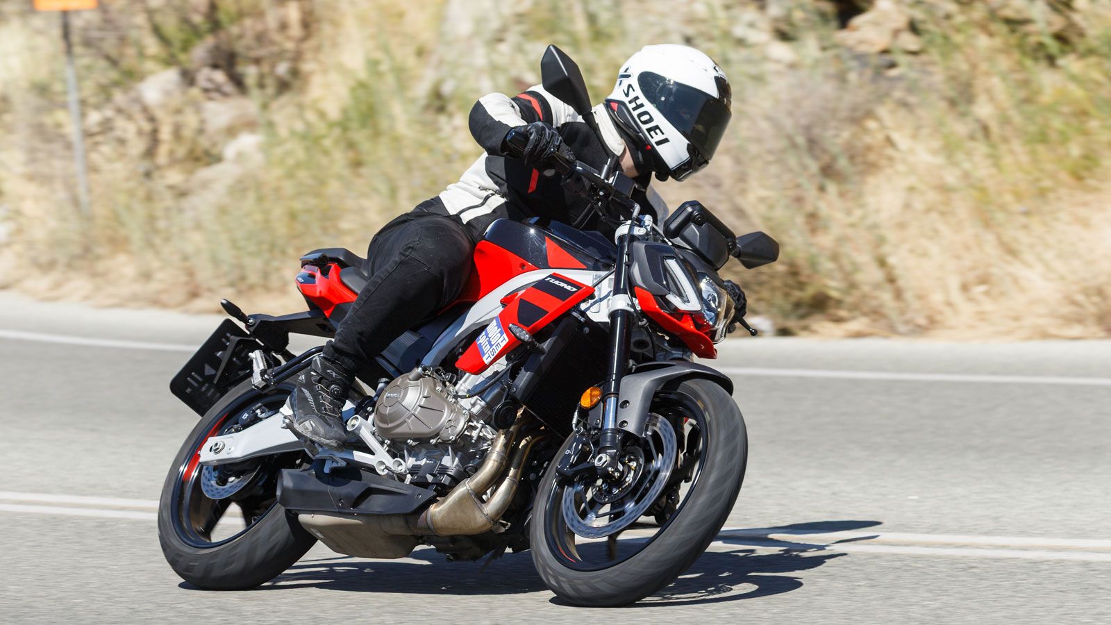  Η νέα Tuono 457 είναι μια γνήσια Aprilia, όχι απλώς στα σήματα ή στην εμφάνιση, αλλά στον τρόπο που στρίβει, καθιστώντας την ιδανική τόσο για άπειρους και νέους αναβάτες όσο και για έμπειρους.
