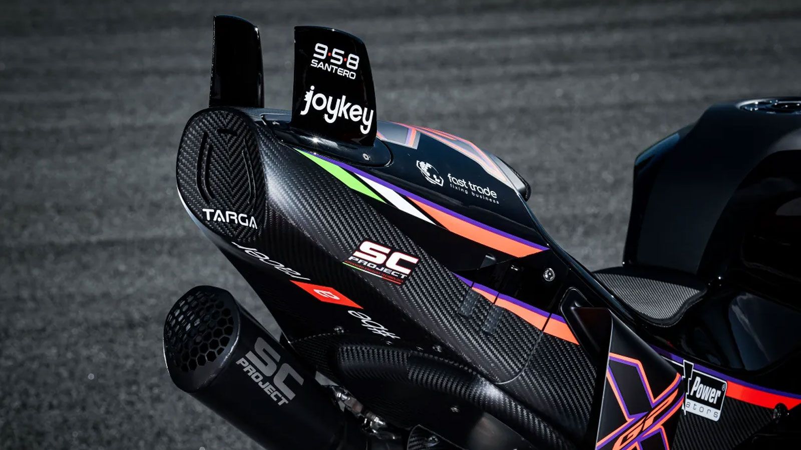 Η RSV4 X-GP υιοθετεί τις πιο πρόσφατες αεροδυναμικές λύσεις της αγωνιστικής RS-GP25, με φτερά στο εμπρός φέρινγκ, στην ουρά αλλά και κάτω από τη σέλα, τα γνωστά leg wings, που προσφέρουν αυξημένο φορτ
