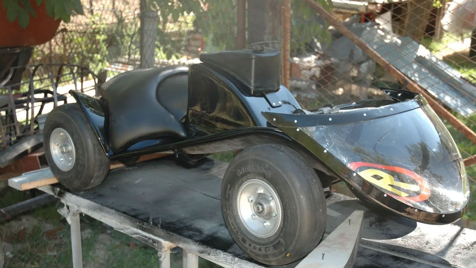 Το Bat-Cycle δεν είναι απλώς μια ρεπλίκα. Είναι μια ζωντανή γέφυρα ανάμεσα στην ποπ κουλτούρα του 60 και τη σύγχρονη συλλεκτική μανία. Με τον κινητήρα Yamaha αυθεντικό αλλά μη λειτουργικό, μικρά σημάδ