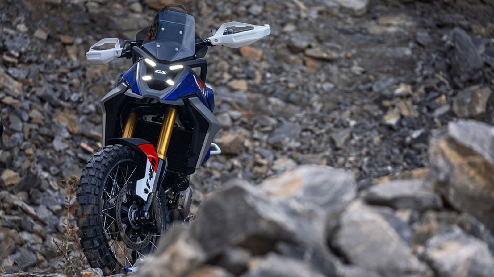 Παρά το μικρό κυβισμό, η F450GS θα διαθέτει πλούσιο τεχνολογικό εξοπλισμό. Ανάμεσα στα επιβεβαιωμένα στοιχεία περιλαμβάνονται rider modes, προαιρετικό quickshifter, καθώς και οι τροχοί 19 ιντσών μπροσ