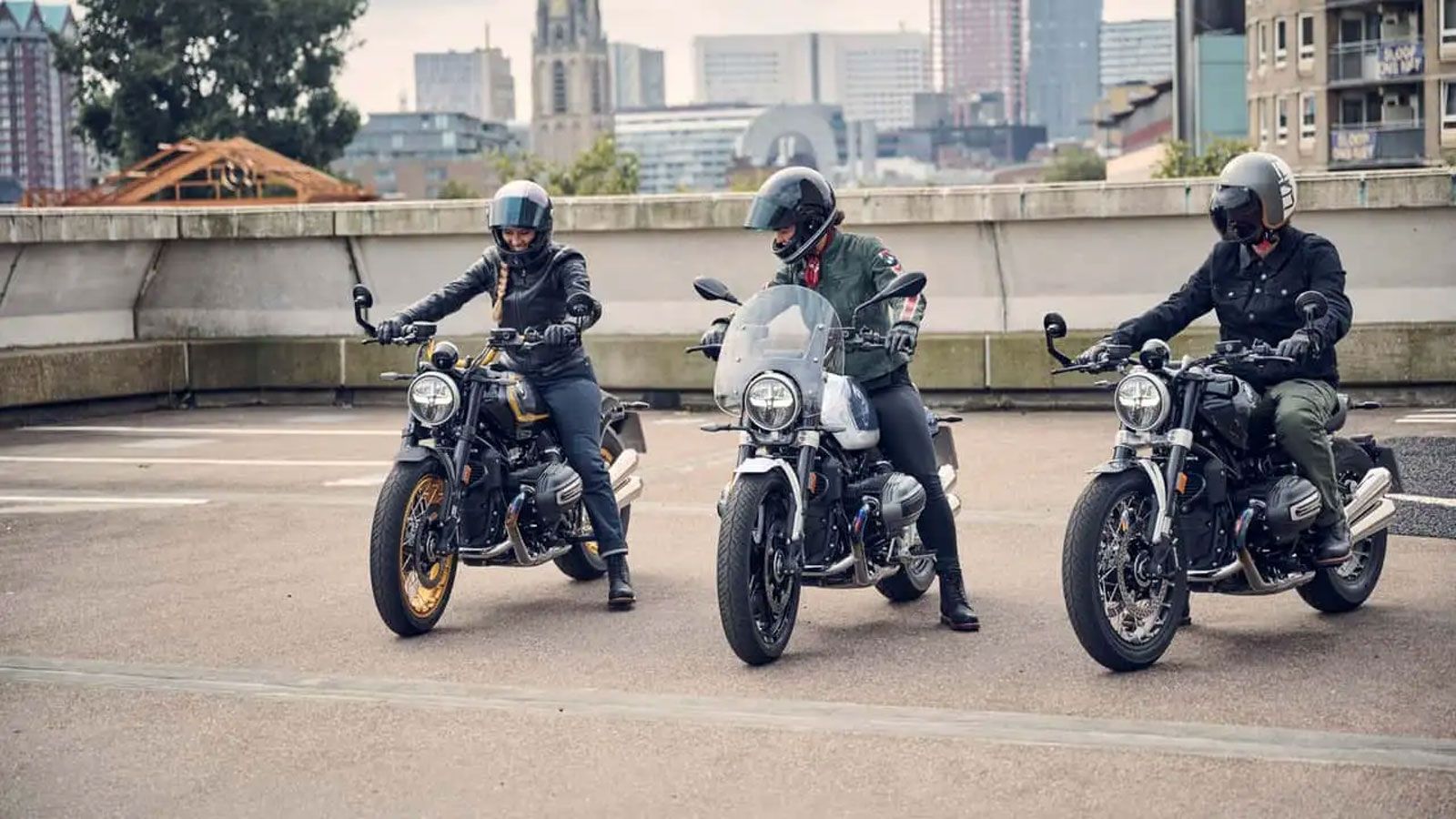 Οι R 12 nineT και R 12 ενισχύονται με ελαφριά μπαταρία τύπου M και νέο, μαύρο προβολέα Option 719. Το R 12 nineT διατίθεται πλέον σε Imperial Blue, στη θέση του San Remo Green, διατηρώντας τον premium