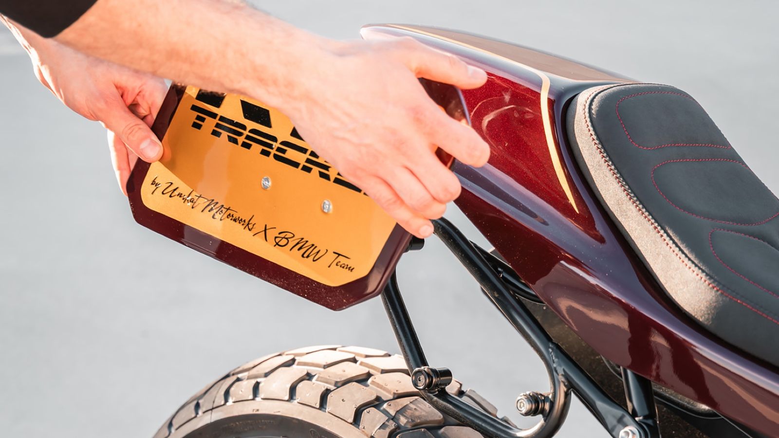 BWW R12 nineT Tracker: Ένα flat tracker που παίρνει βαλίτσες