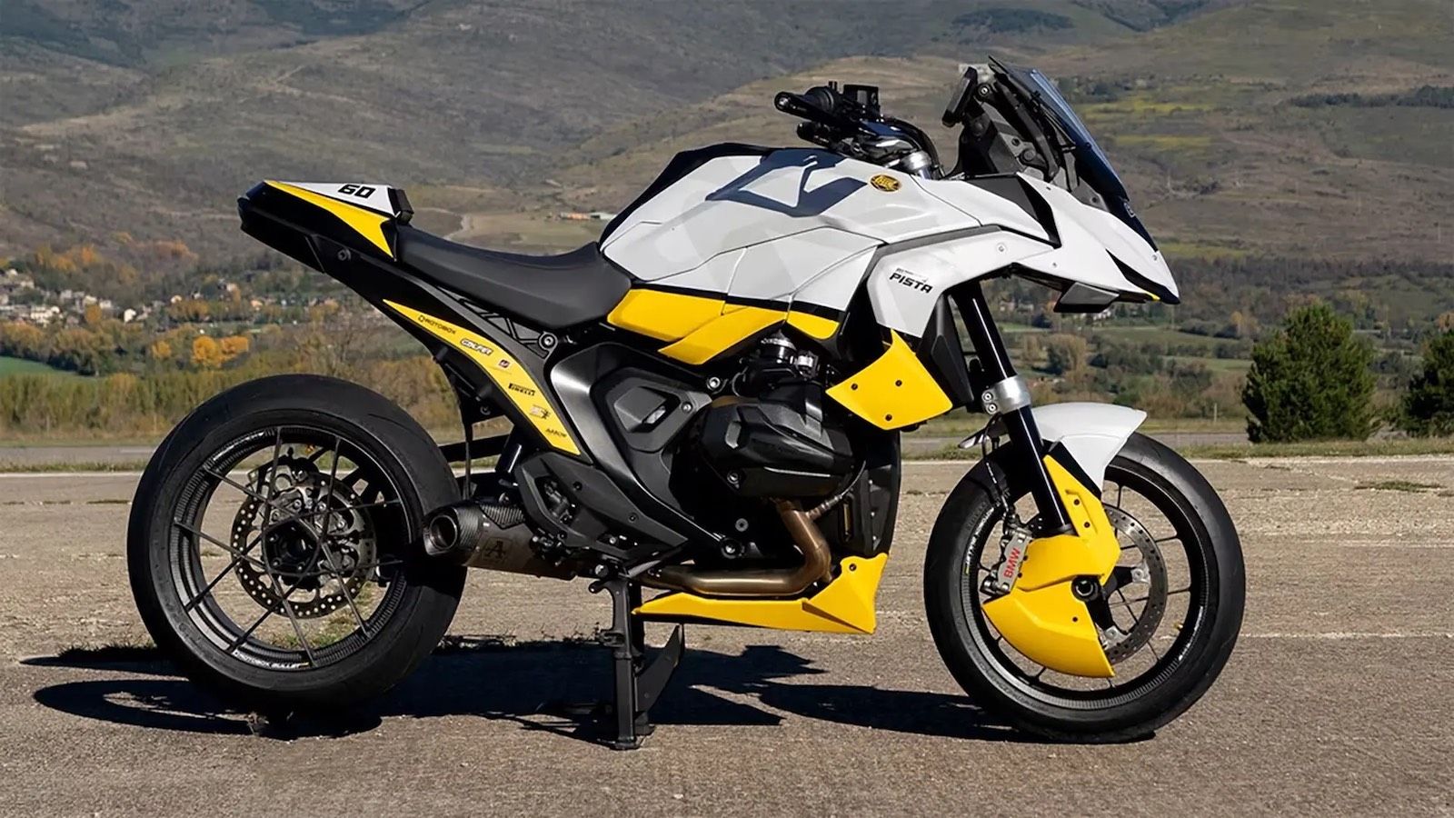 BMW R1300GS Pista: Αγνώριστη με αεροδυναμικό «κοστούμι» και στόχο τις επιδόσεις στην πίστα