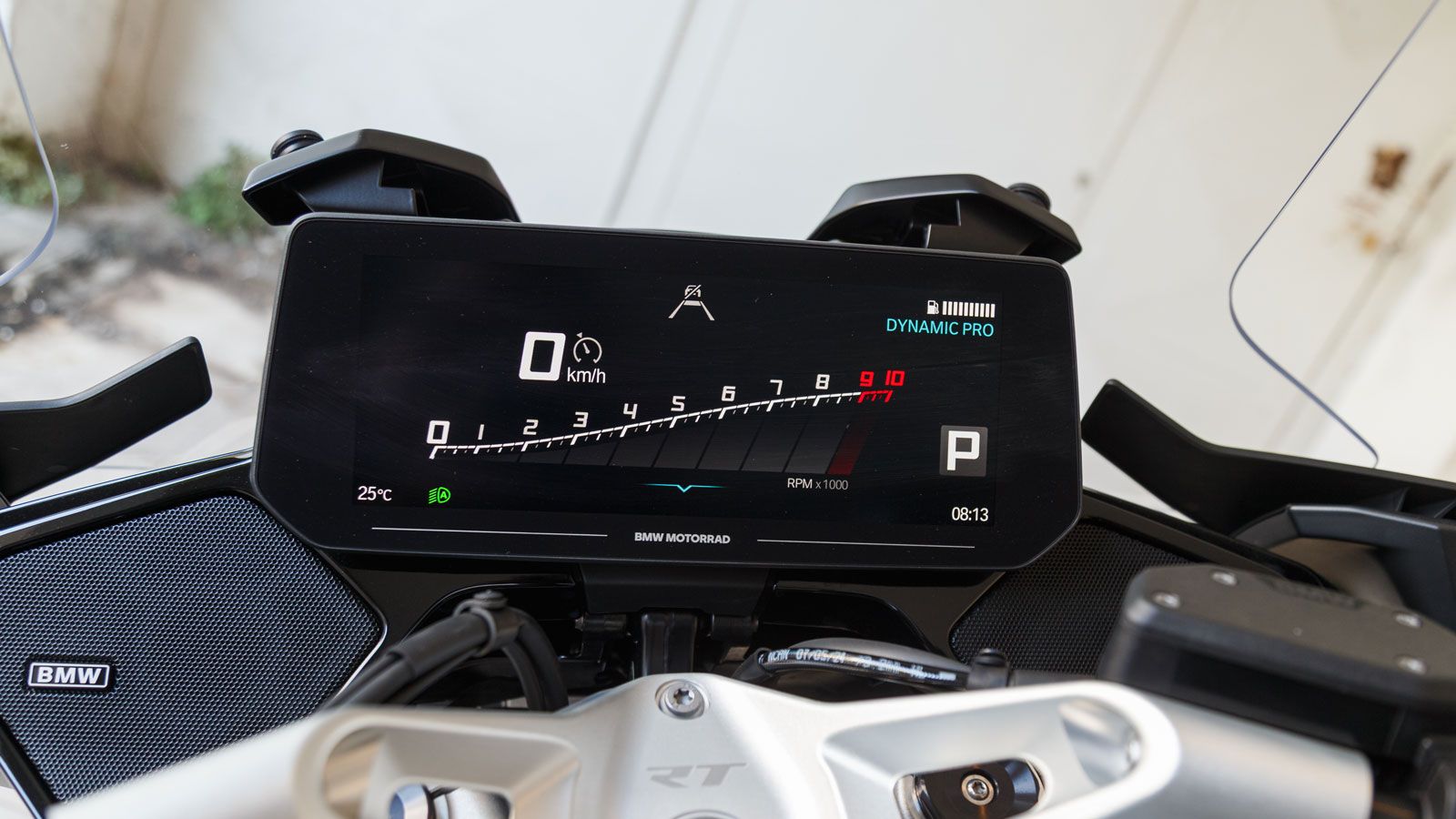 Η τεράστια οθόνη TFT 10,25 ιντσών με λειτουργία split screen και δυνατότητα συνδεσιμότητας, περιλαμβάνει ενσωματωμένη πλοήγηση και Connectivity-Hub για έλεγχο του smartphone, του ηχοσυστήματος και των