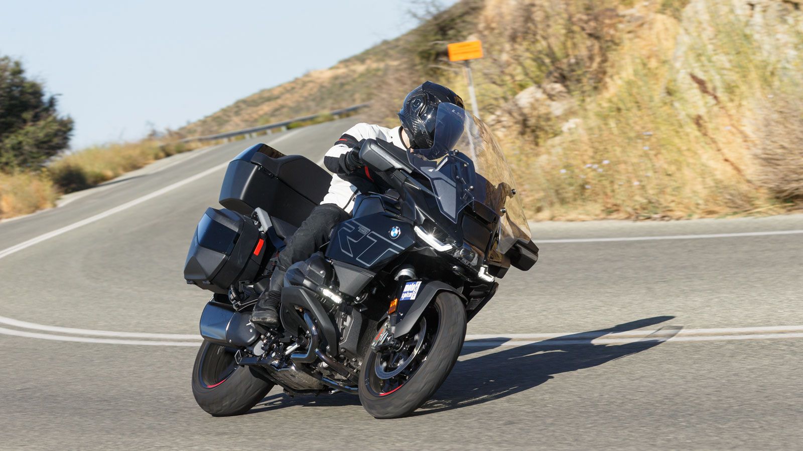 Όσα οραματίστηκε η BMW με την κατασκευή ενός  Reise Tourer μετουσιώθηκαν σε μια  Όσα οραματίστηκε η BMW με την κατασκευή ενός  Reise Tourer μετουσιώθηκαν σε μια ολοκληρωμένη μοτοσυκλέτα που καταπίνει αμέτρητα χιλιόμετρα χαρίζοντας υπέρμετρη άνεση και πολυτέλεια στον αναβάτη του.