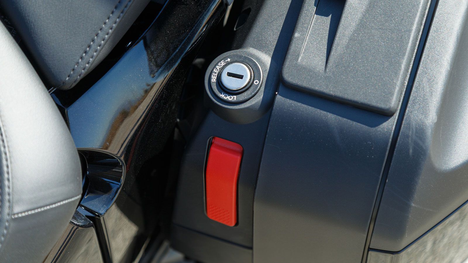 Έχουν εσωτερικό φωτισμό, υποδοχές φόρτισης και ηλεκτρικό keyless κεντρικό κλείδωμα για μεγαλύτερη ασφάλεια, ενώ αφαιρούνται και επανατοποθετούνται τάχιστα με τη χρήση ενός μόνο μοχλού. 