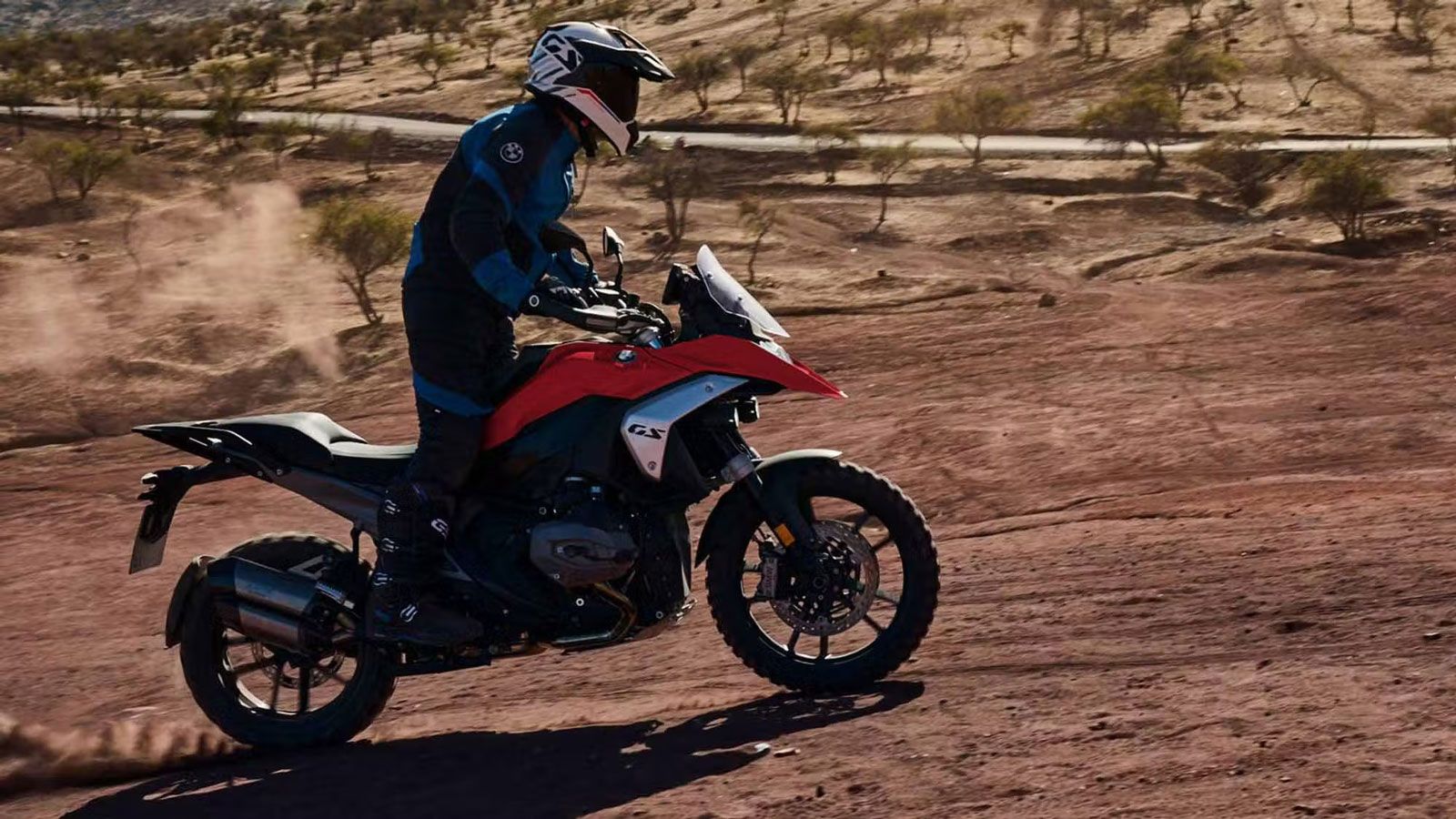 Η R 1300 GS του 2026 αποκτά τη λειτουργία Adaptive Light Modes, η οποία προσθέτει επιπλέον δυνατότητες στο ήδη γνωστό Headlight Pro με φωτισμό στροφής. Ανάλογα με την ταχύτητα, η δέσμη του φωτός προσα