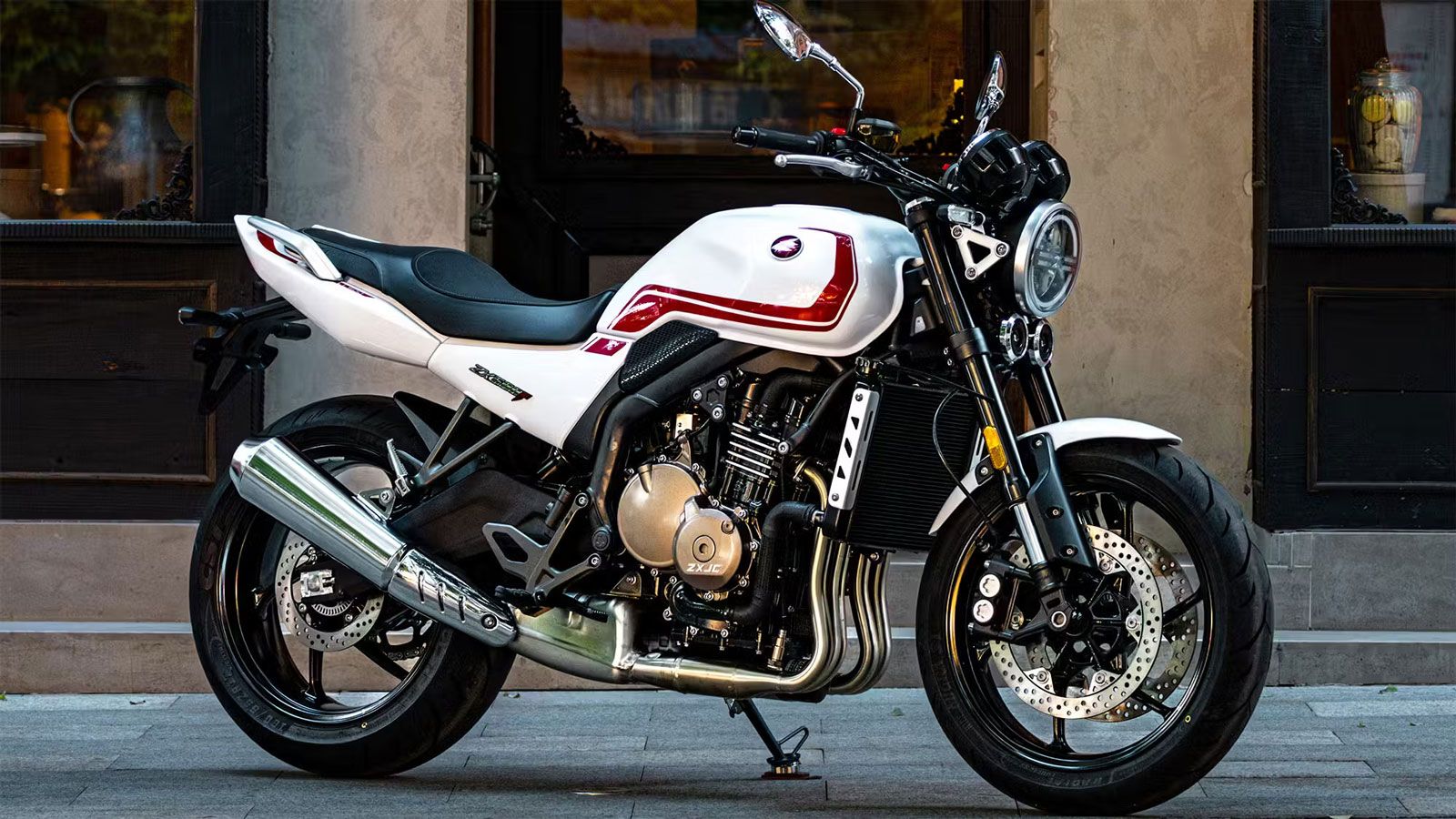 Το ενδιαφέρον της υπόθεσης είναι πως η ZXMoto 500 F έκανε ντεμπούτο πριν καν αποκαλυφθεί η Honda. Το κινεζικό μοντέλο θυμίζει σε όλα την CB 400 SF, μόνο που εμφανίζεται εκσυγχρονισμένο: upside-down πι