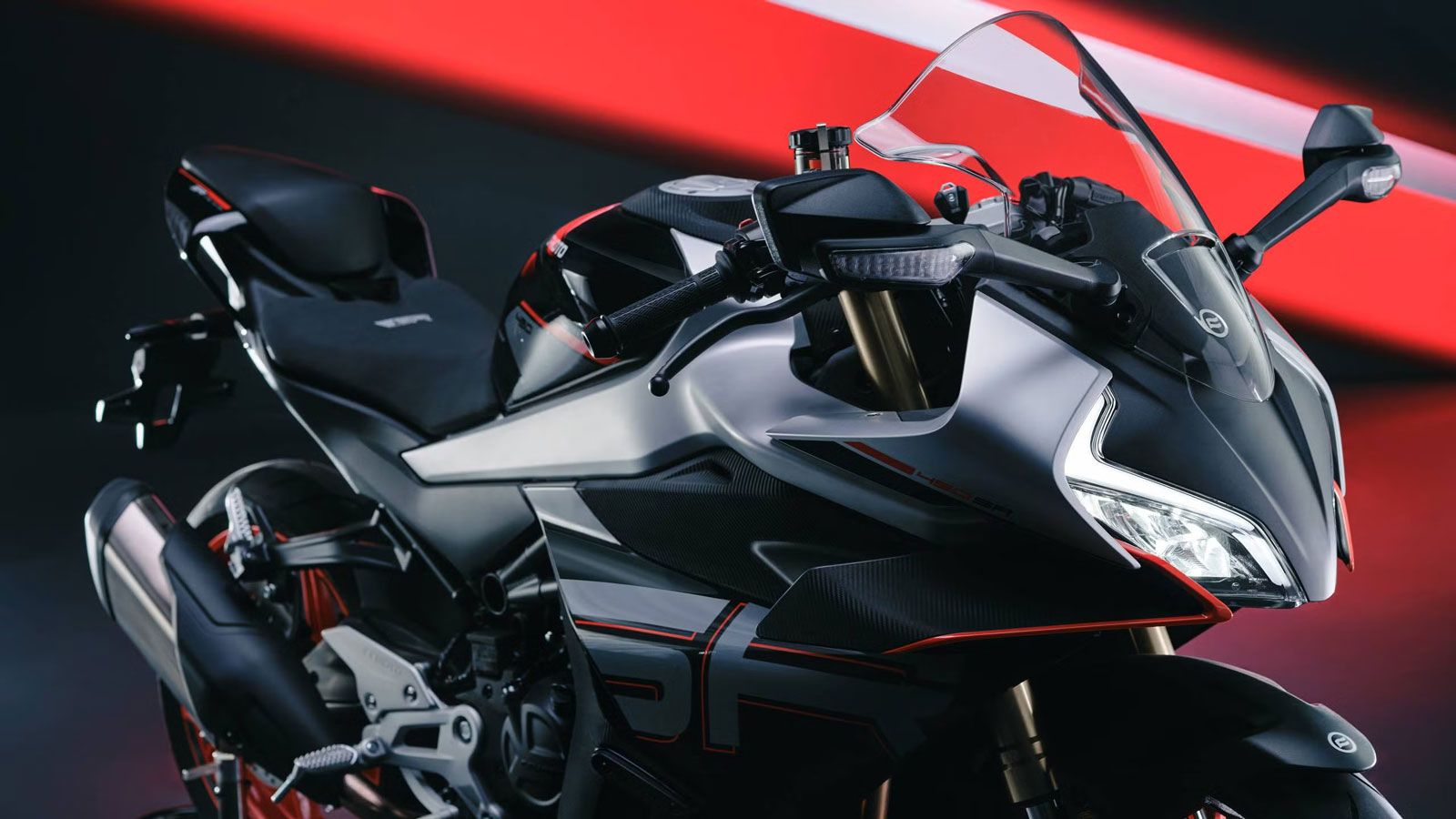 Η CFMoto 450SR 2025 διατηρεί στενή σιλουέτα και χαμηλό συνολικό βάρος, στα 171 κιλά με υγρά , επιτυγχάνοντας έτσι μια όσο γίνεται ιδανική αναλογία κιλών ανά ίππο.